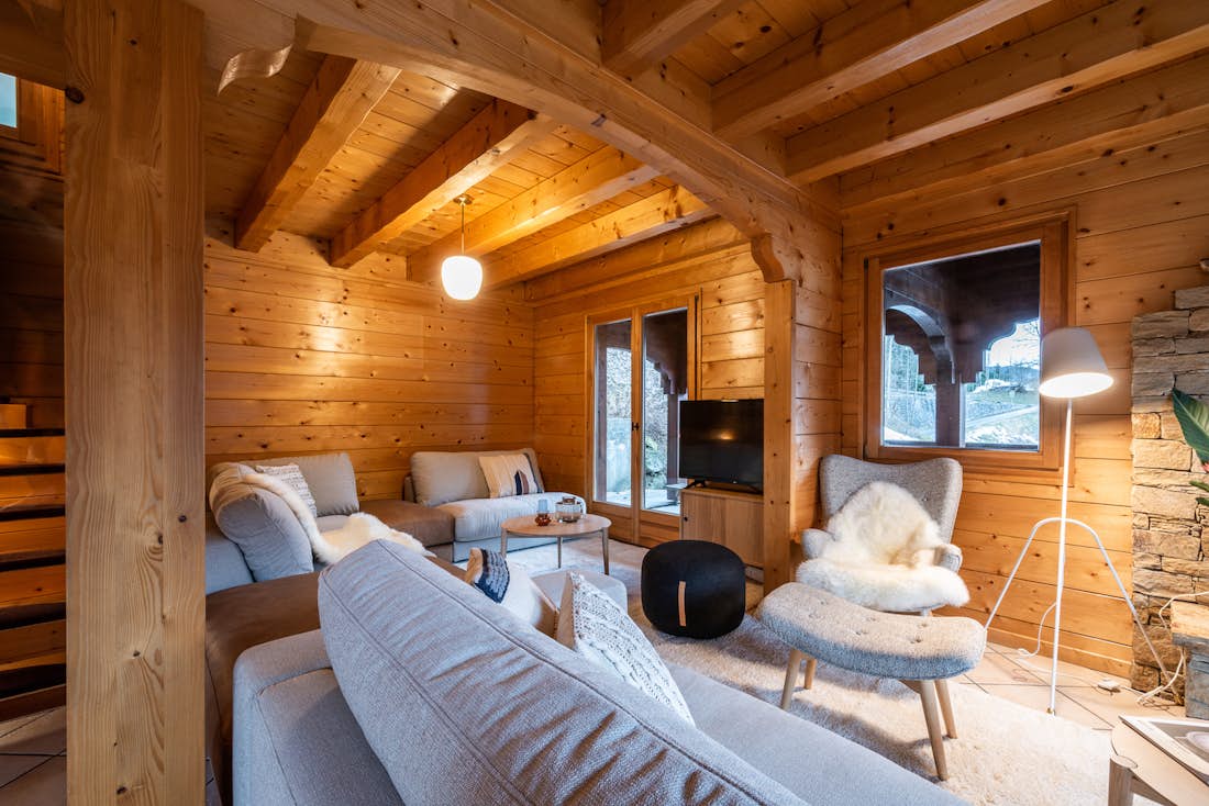 Morzine location - Chalet Doux Abri - Salon confortable avec TV dans le chalet familial de luxe Doux-Abri Morzine
