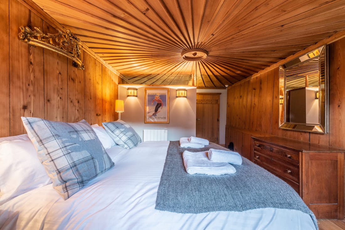 Morzine accommodation - La Ferme de Margot - Spacious double ensuite bedroom at eco-friendly chalet La Ferme de Margot Morzine