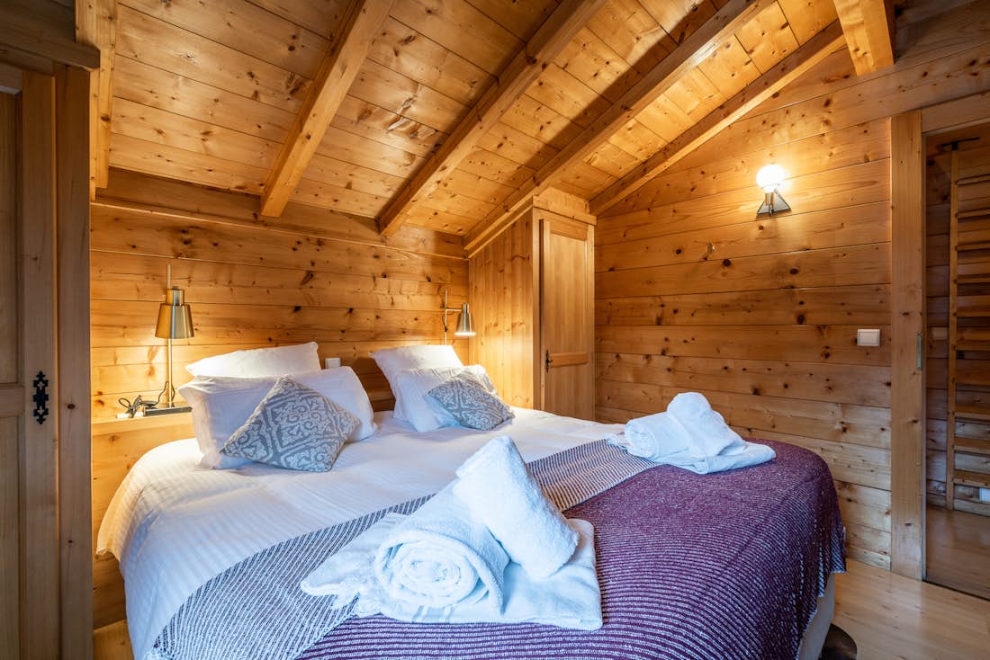 Luxury double ensuite bedroom fresh towels hotel services chalet Doux-Abri Morzine