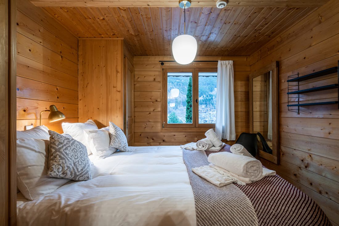 Luxury double ensuite bedroom bed linen included hotel services chalet Doux-Abri Morzine