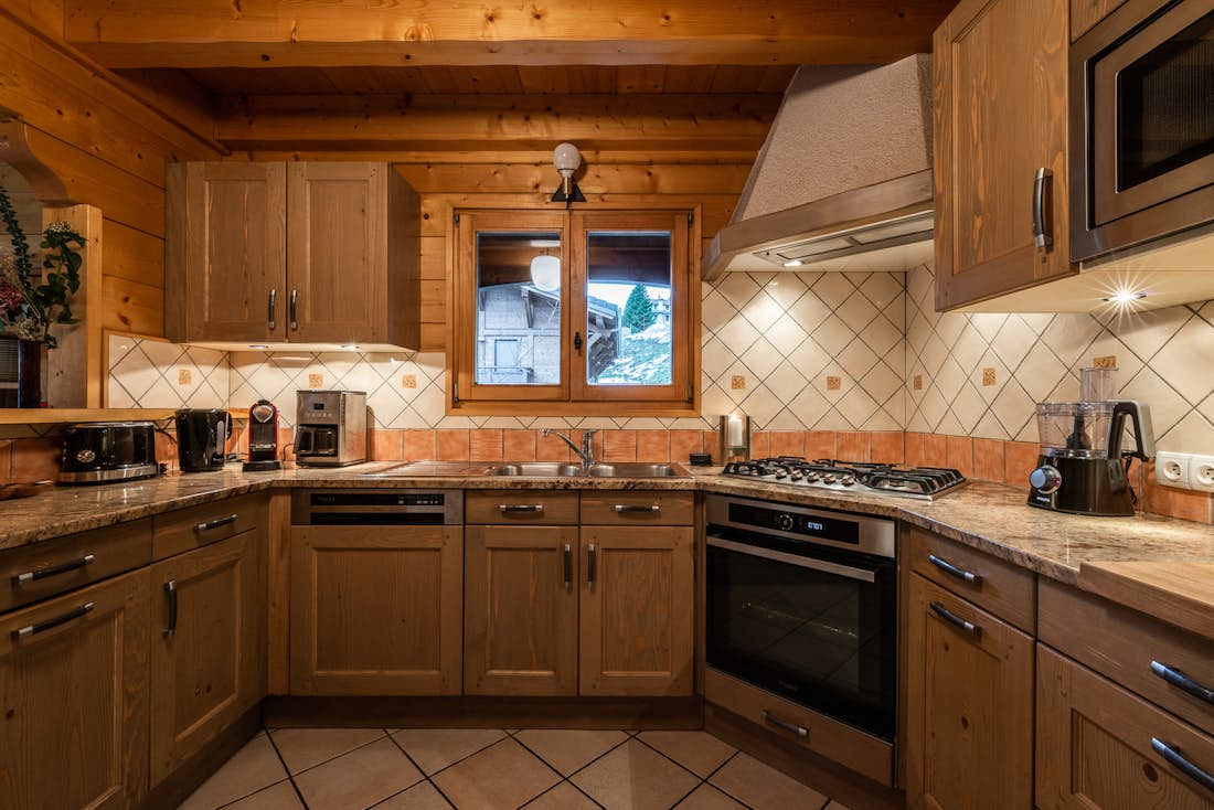 Morzine accommodation - Chalet Doux Abri - Modern kitchen in luxury eco-friendly chalet Doux-Abri Morzine