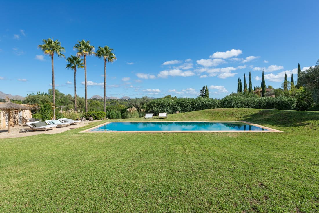 Majorque location - Pollensa Golf - une piscine privée opulente avec vue sur l'océan dans la Villa Pollensa Golf de luxe avec vues méditerranéennes à Mallorca