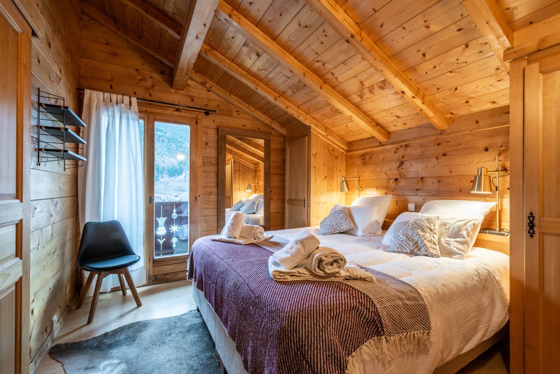 Morzine accommodation - Chalet Doux Abri - Cosy double bedroom with balcony and landscape views at hotel services chalet Doux-Abri Morzine