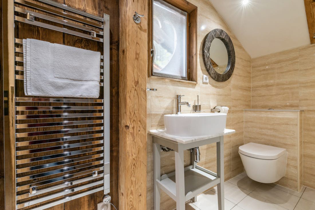 Salle de bain luxueuse douche à l'italienne chalet La Ferme de Margot Morzine