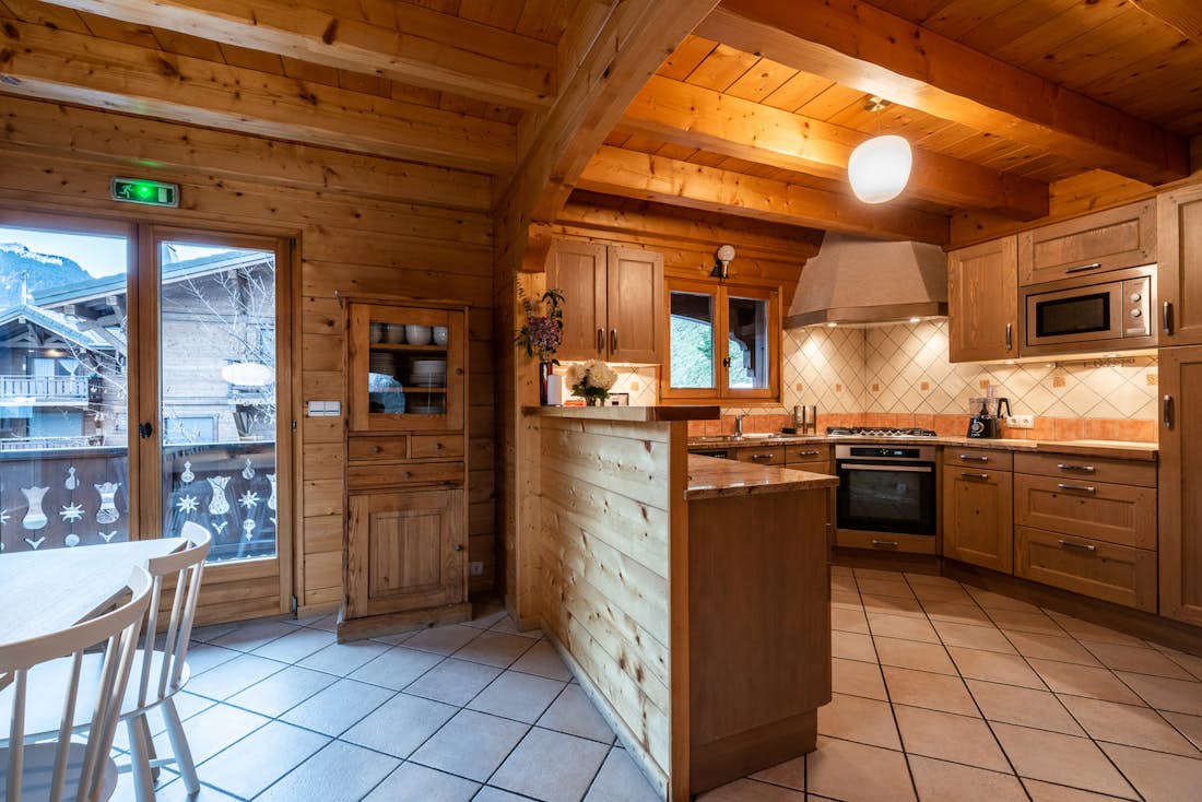 Morzine accommodation - Chalet Doux Abri - Wooden fully-equipped contemporary kitchen in luxury eco-friendly chalet Doux-Abri Morzine