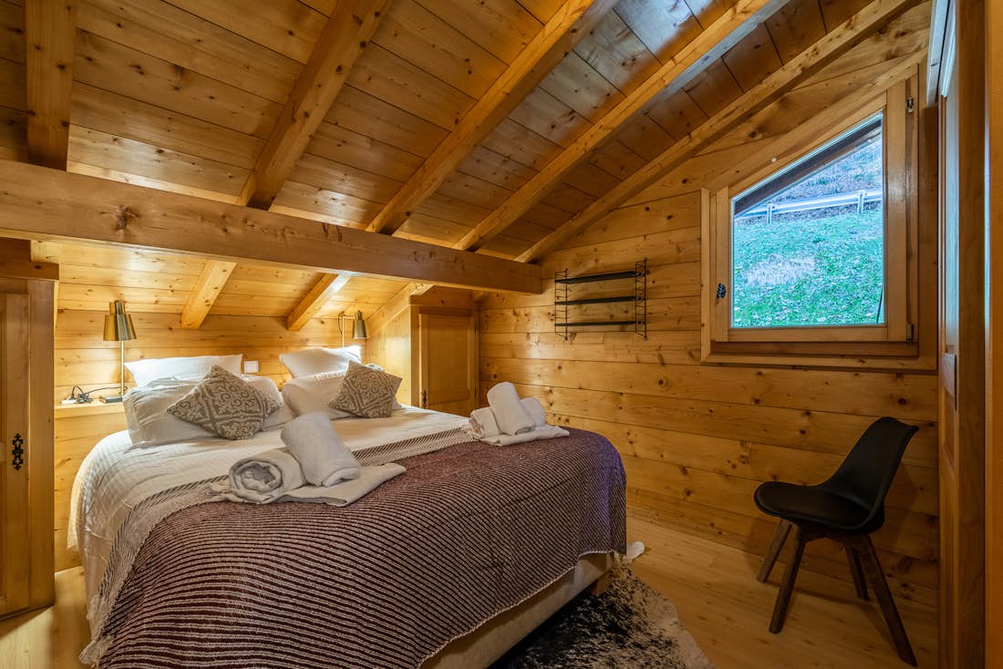 Morzine accommodation - Chalet Doux Abri - Luxurious double bedroom with bed linen and towels at eco-friendly chalet Doux-Abri Morzine