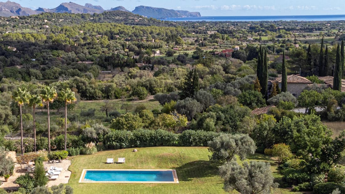 Majorque location - Pollensa Golf - une piscine privée opulente avec vue sur l'océan dans la Villa Pollensa Golf de luxe avec vues méditerranéennes à Mallorca