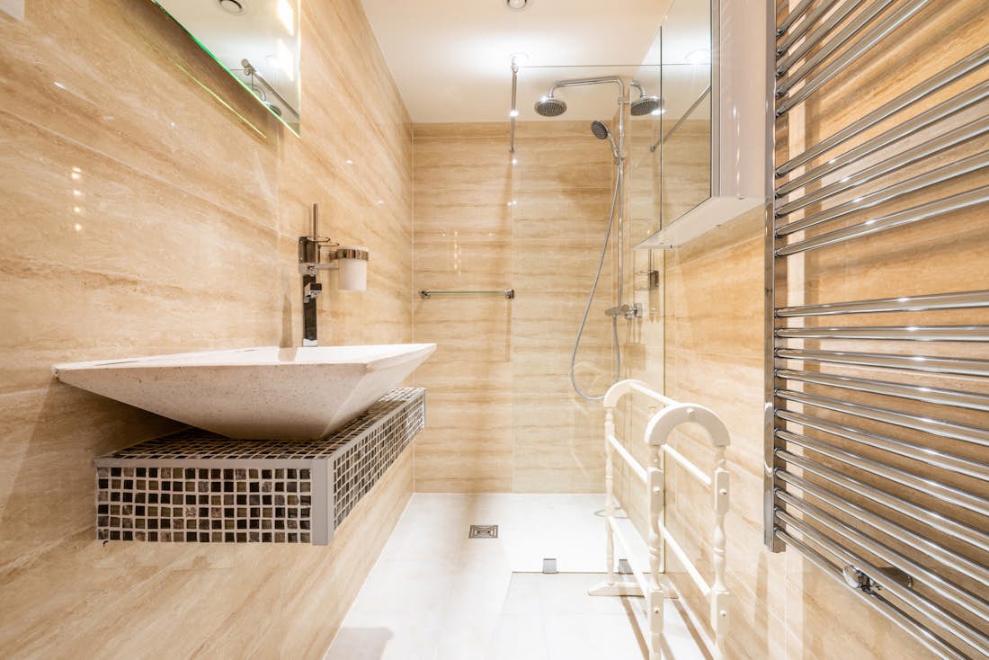 Modern bathroom walk-in shower ski in ski out chalet La Ferme de Margot Morzine