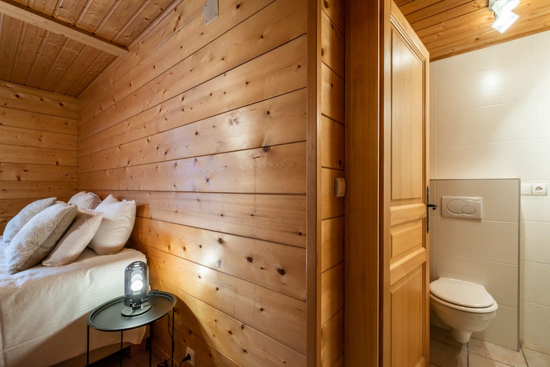 Chambre double moderne salle de bain chalet Doux-Abri Morzine