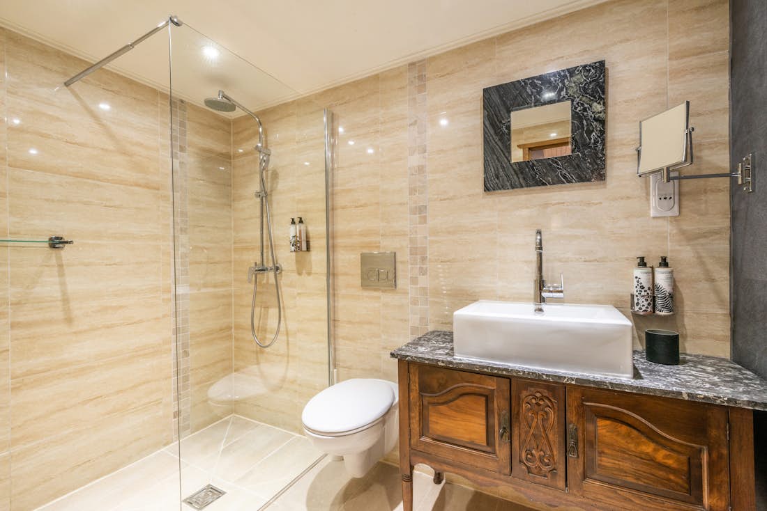 Modern bathroom walk-in shower family chalet La Ferme de Margot Morzine
