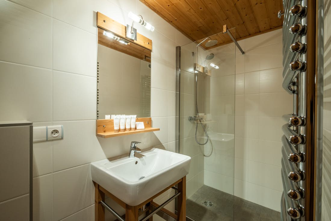 Spacious bathroom walk-in shower eco-friendly chalet Doux-Abri Morzine