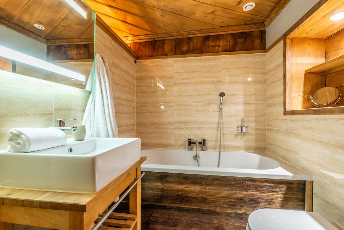 Morzine accommodation - La Ferme de Margot - Luxurious bathroom with walk-in shower at hot tub chalet La Ferme de Margot Morzine