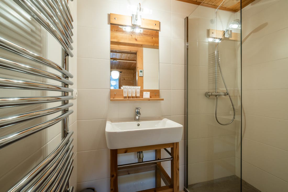 Modern bathroom walk-in shower hotel services chalet Doux-Abri Morzine