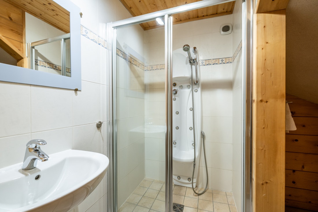 Private sauna massage shower ski in ski out chalet Doux-Abri Morzine