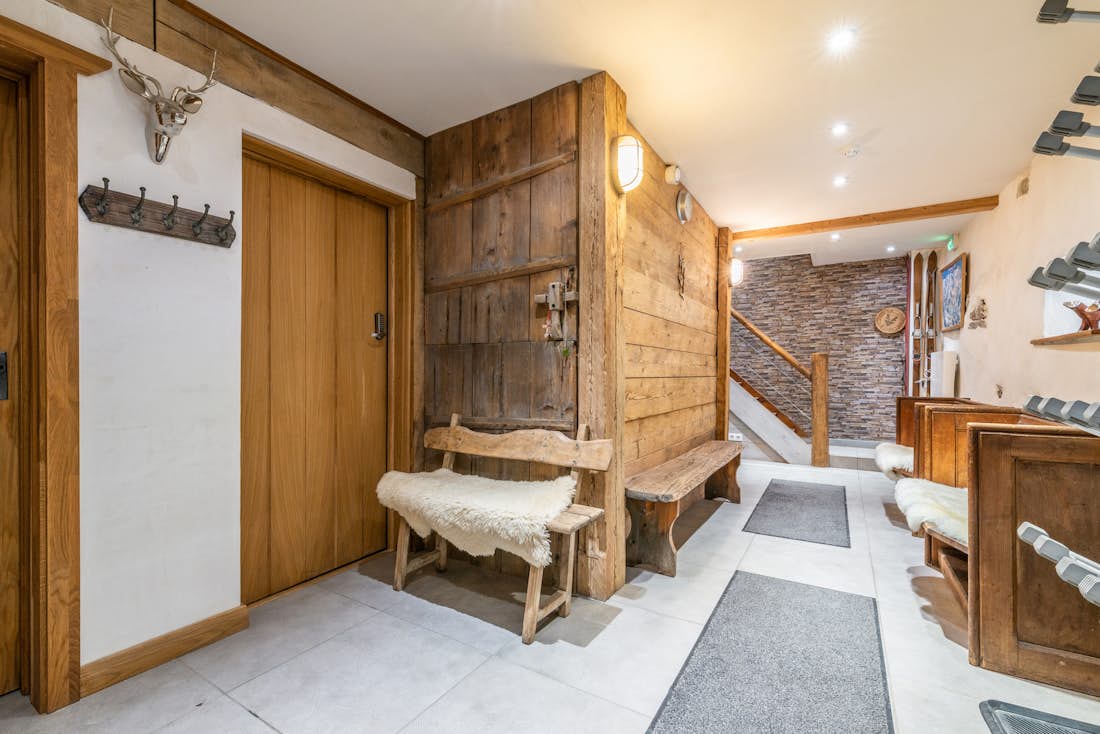 Morzine accommodation - La Ferme de Margot - Large ski room in luxury hot tub chalet La Ferme de Margot Morzine
