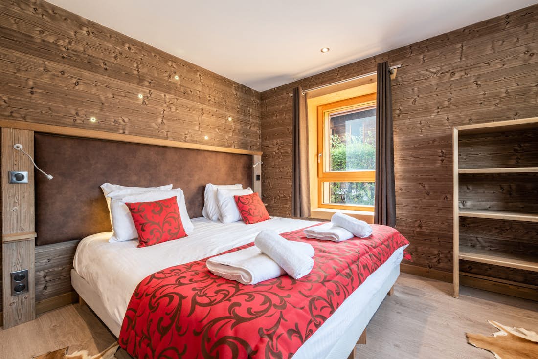 Luxury double ensuite bedroom private bathroom ski apartment Ourson Morzine