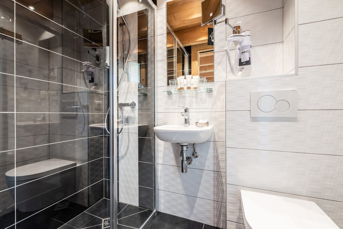 Morzine accommodation - Apartment Etoile - Luxurious bathroom with walk-in shower and towels at alps apartment Etoile Morzine