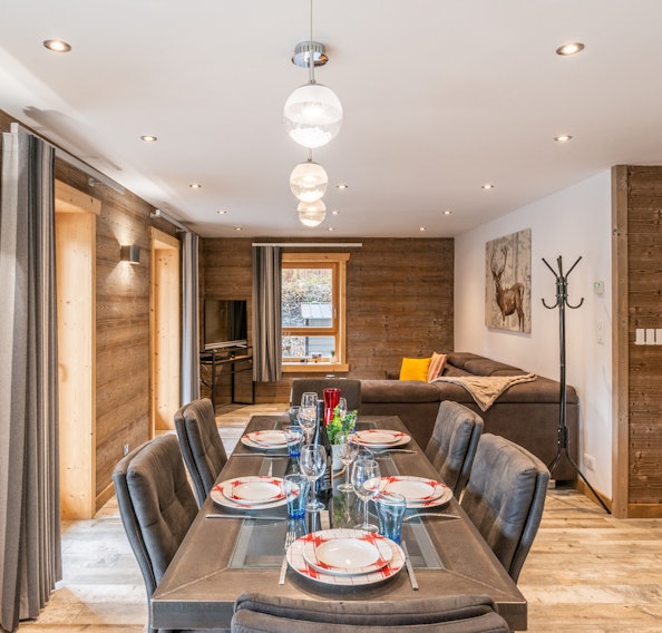 Alpine dining room luxury hotel services apartment Ourson Morzine