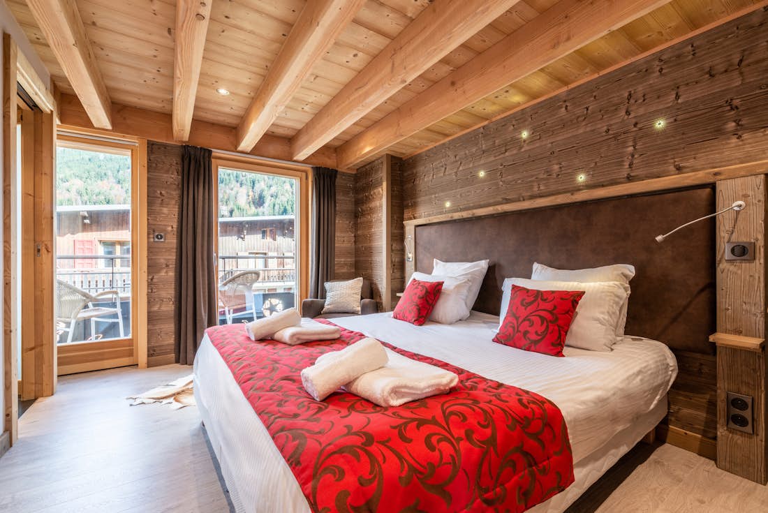 Design double ensuite bedroom mountain views alps apartment Etoile Morzine