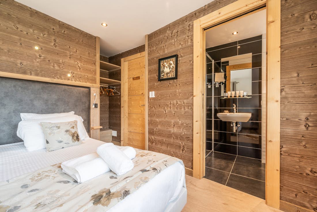 Morzine location - Appartement Flocon - Une chambre double chaleureuse avec une salle de bain privée dans l'appartement familial Flocon à Morzine