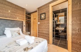 Chambre double chaleureuse salle de bain privée appartement familial Flocon Morzine