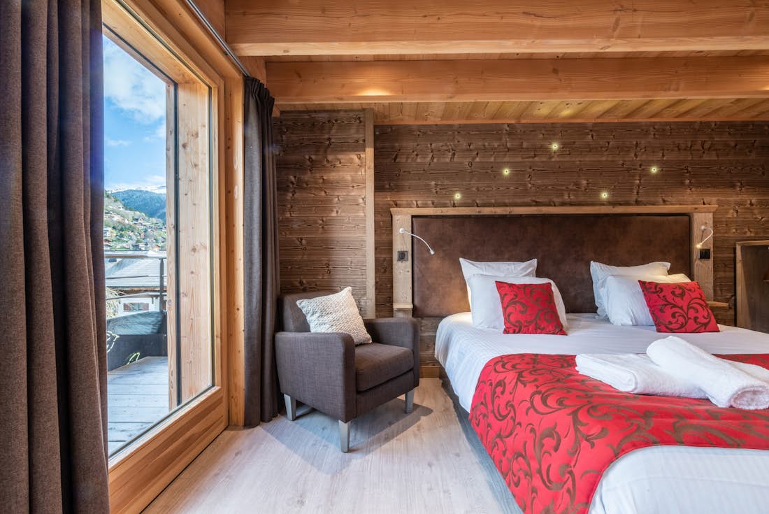 Chambre double confortable linge lit vue paysage appartement Etoile Morzine