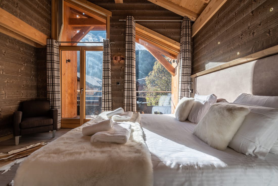 Morzine accommodation - Apartment Etoile - Cosy double bedroom with ample cupboard space and landscape views at alps apartment Etoile Morzine