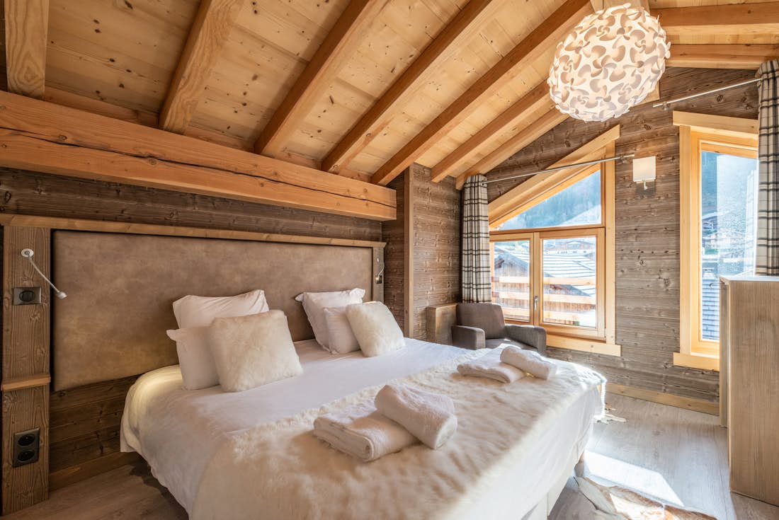 Cosy double bedroom ample cupboard space landscape views family apartment Etoile Morzine