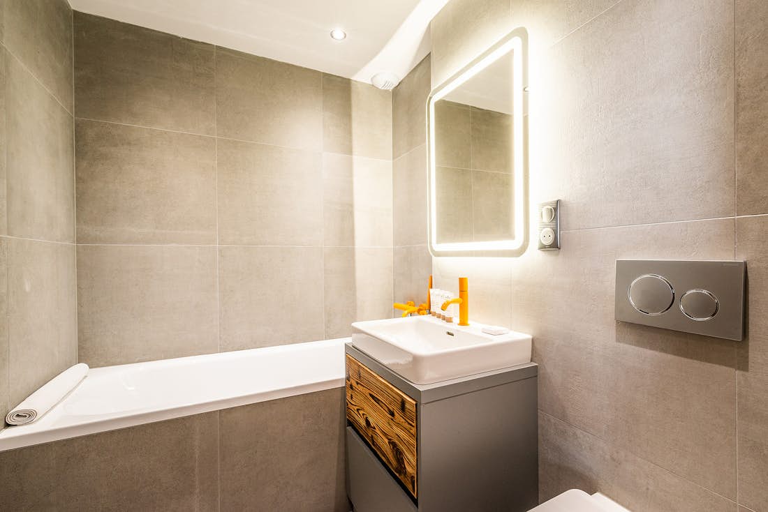 Salle de bain moderne avec baignoire dans l'appartement familial Eyong Chamonix