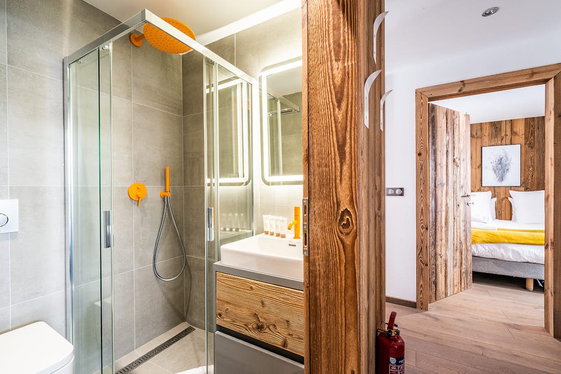 Chambre double moderne salle de bain appartement Eyong Chamonix
