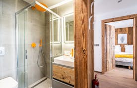 Salle de bain moderne douche à l'italienne appartement Eyong Chamonix