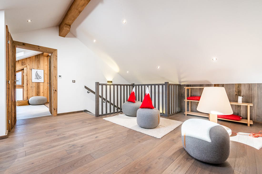 Chamonix location - Appartement Ruby - Espace de jeu avec des coussins en forme de montagne dans l'appartement de luxe Ruby à Chamonix