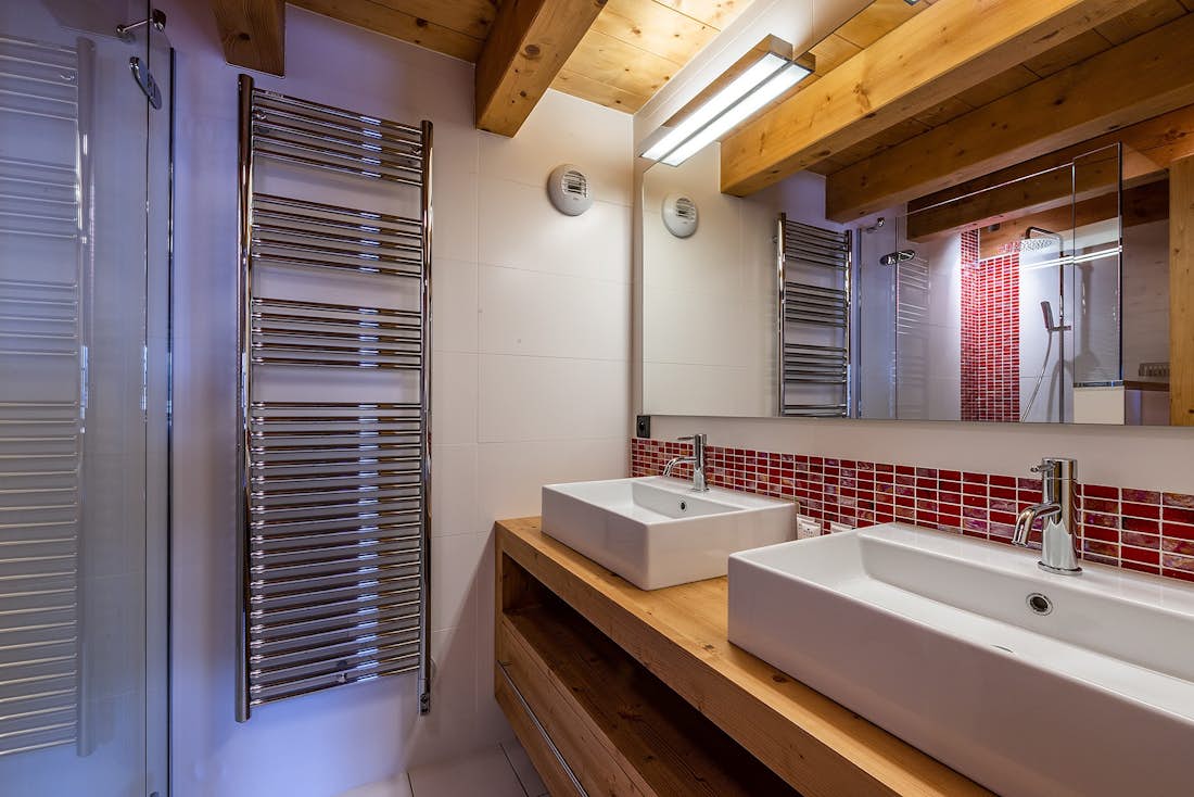 Les Gets accommodation - Chalet Abachi - Modern bathroom with walk-in shower at alps chalet Abachi in Les Gets