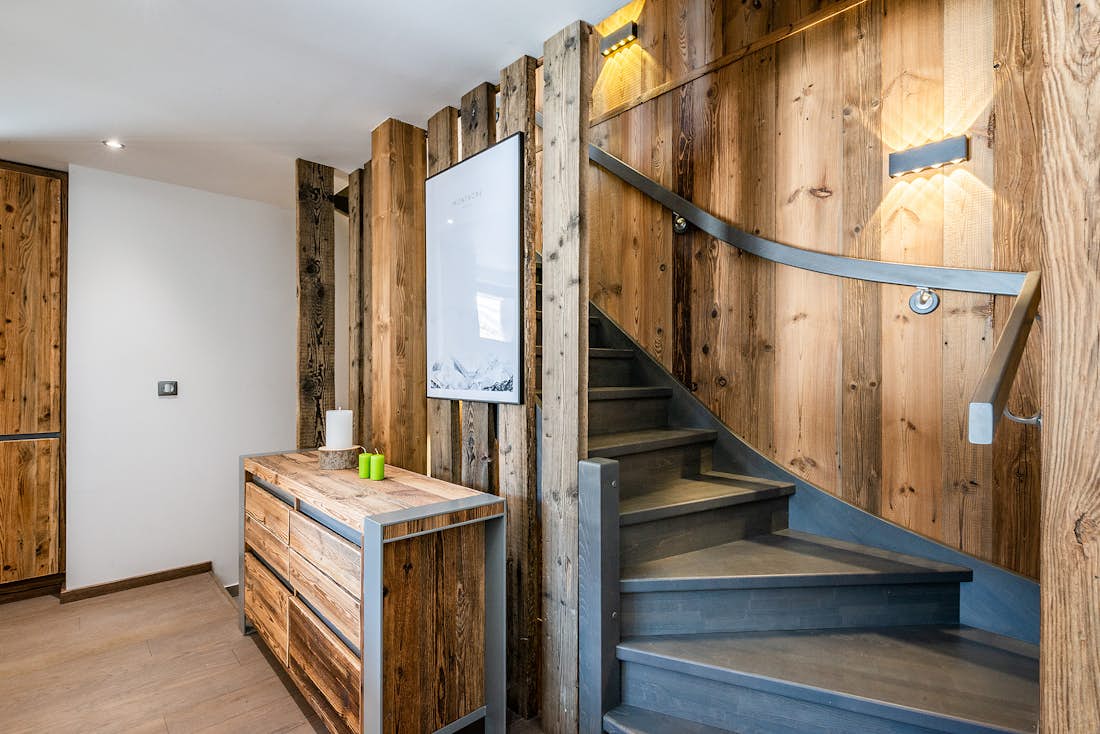 Chamonix location - Chalet Badi - Un salon avec un escalier en bois massif dans le chalet de luxe familial Badi à Chamonix