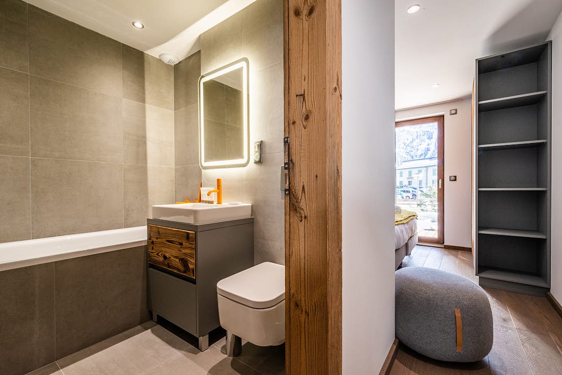 Chambre double moderne salle de bain appartement Eyong Chamonix