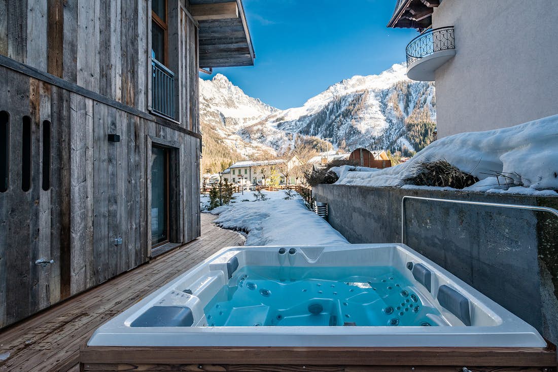 Outdoor hot tub with mountain views family apartment Eyong Chamonix
