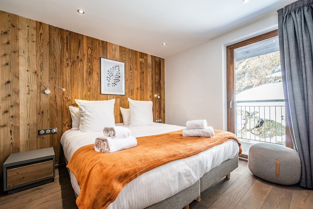 Chamonix accommodation - Apartment Ravanel - Cosy double bedroom with ample cupboard space and mountain views at ski Chalet Ravanel in Chamonix