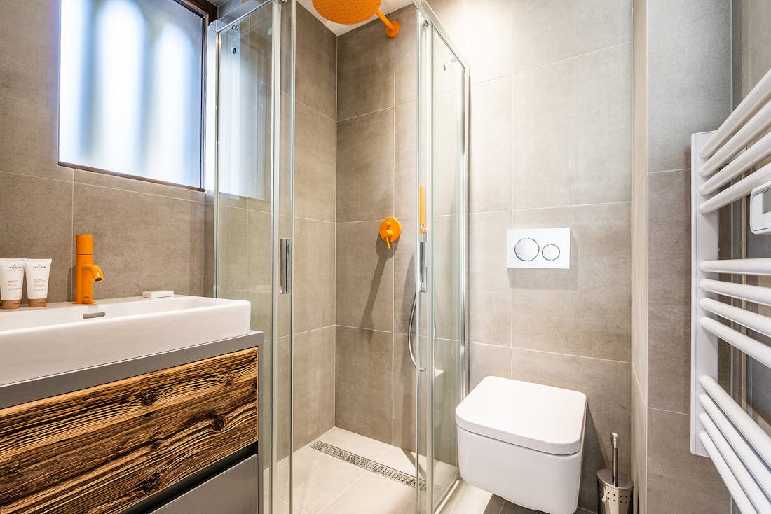 Modern bathroom with walk-in shower at family apartment Eyong Chamonix