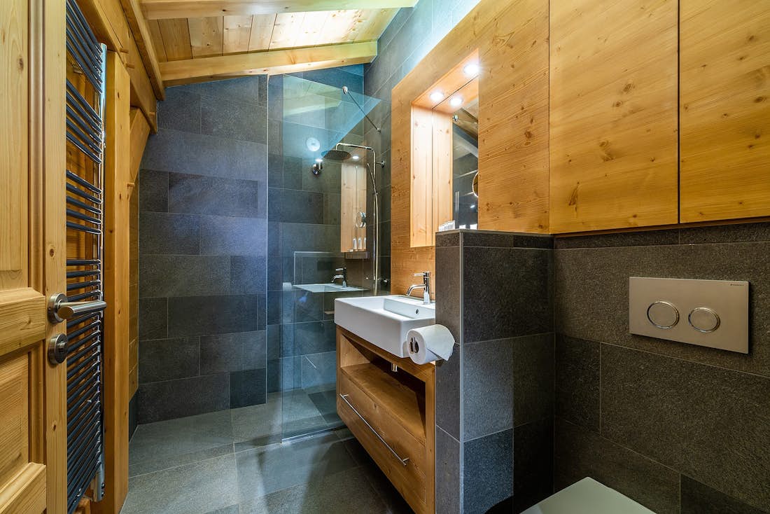 Salle de bain moderne douche à l'italienne chalet avec services hôteliers Abachi Les Gets