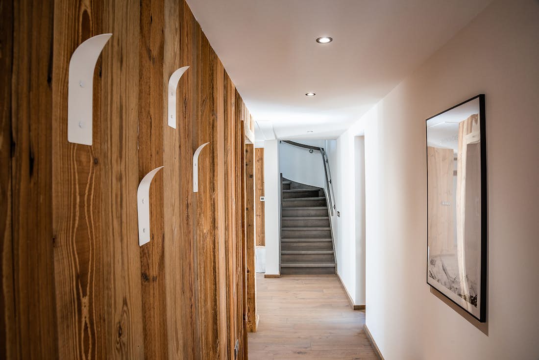 Chamonix location - Appartement Ruby - Couloir en bois avec cintres dans l'appartement de luxe Ruby à Chamonix