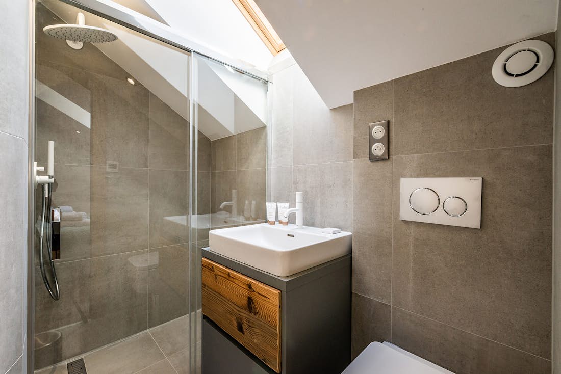 Chamonix location - Chalet Herzog - Une salle de bain moderne avec une douche à l'italienne dans le Chalet familial Herzog à Chamonix