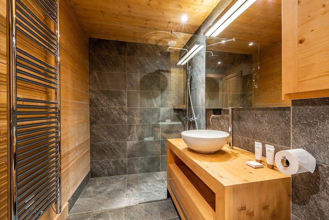Les Gets location - Chalet Abachi - Une salle de bain moderne avec une douche à l'italienne dans le chalet familial Abachi à Les Gets