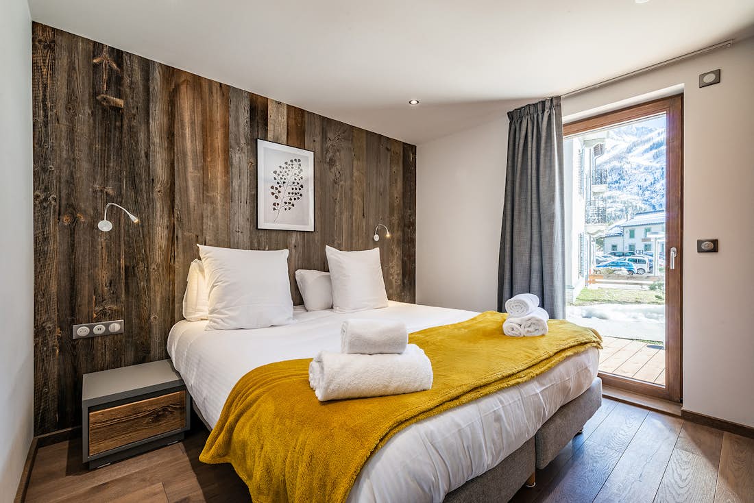 Chambre double moderne avec salle de bain dans appartement Eyong à Chamonix