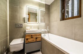 Salle de bain contemporaine baignoire Chalet avec services hôteliers Douka Chamonix