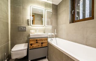 Chamonix accommodation - Chalet Douka - Modern bathroom walk-in shower hotel services Chalet Douka Chamonix
