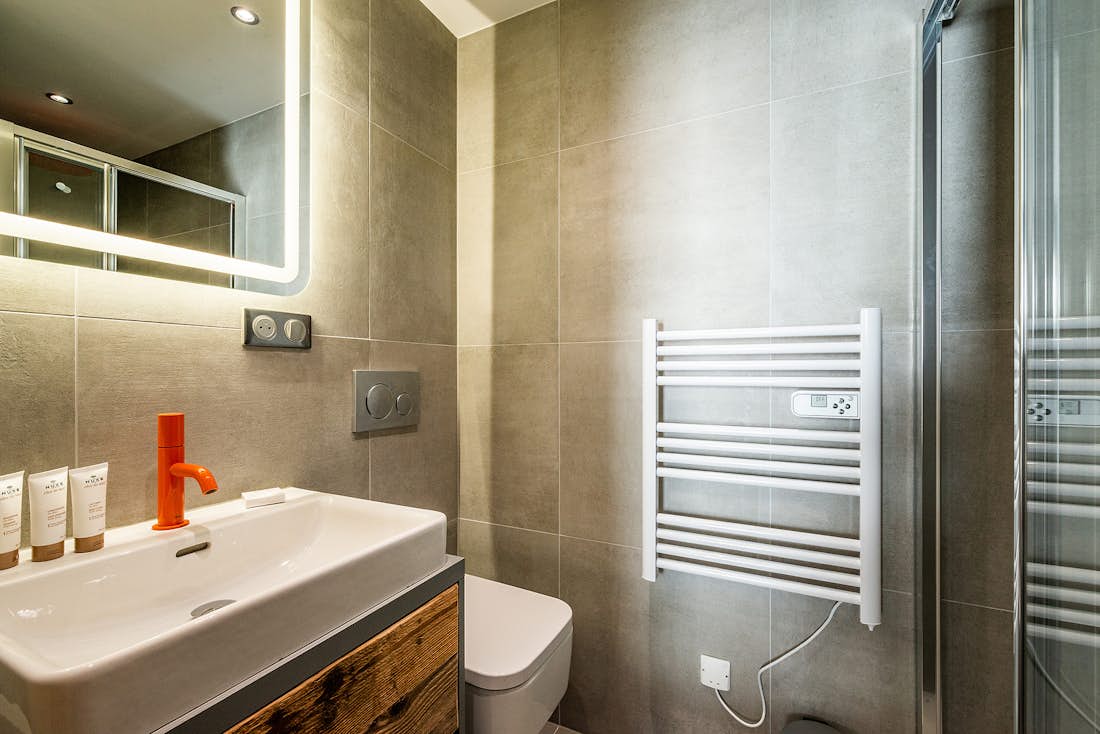 Chamonix location - Apartment Ravanel - Une salle de bain contemporaine avec une douche à l'italienne dans le Chalet familial Ravanel à Chamonix