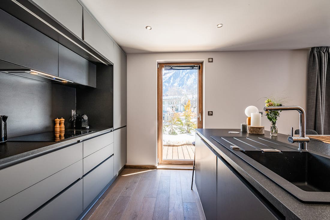 Une cuisine contemporaine dans l'appartement de luxe Eyong familial à Chamonix