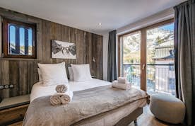 Chambre double chaleureuse salle de bain privée Chalet avec services hôteliers Douka Chamonix