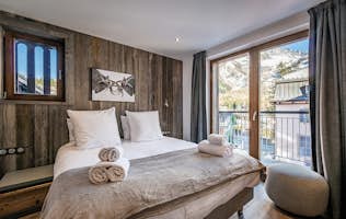 Chamonix accommodation - Chalet Douka - Luxury double ensuite bedroom private bathroom hotel services Chalet Douka Chamonix