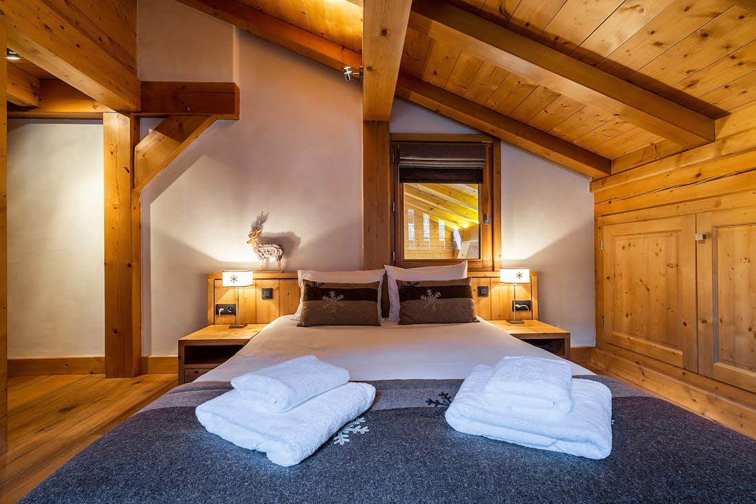 Luxury double ensuite bedroom private bathroom hotel services chalet Abachi Les Gets